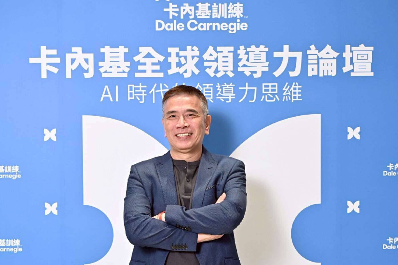 一張含有 文字, 服裝, 人的臉孔, 男人 的圖片  AI 產生的內容可能不正確。